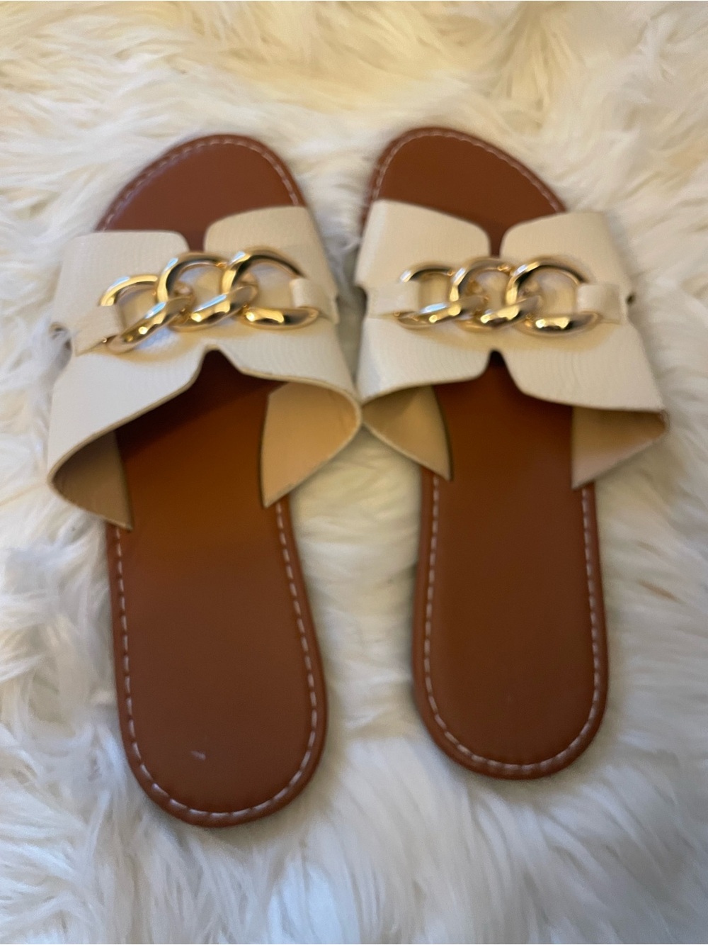 Women’s Cream Slide Sandals with Gold Chain Accent